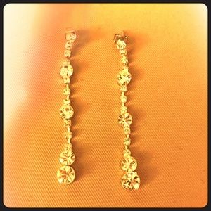 Classy, hanging , rhinestone earrings 💛